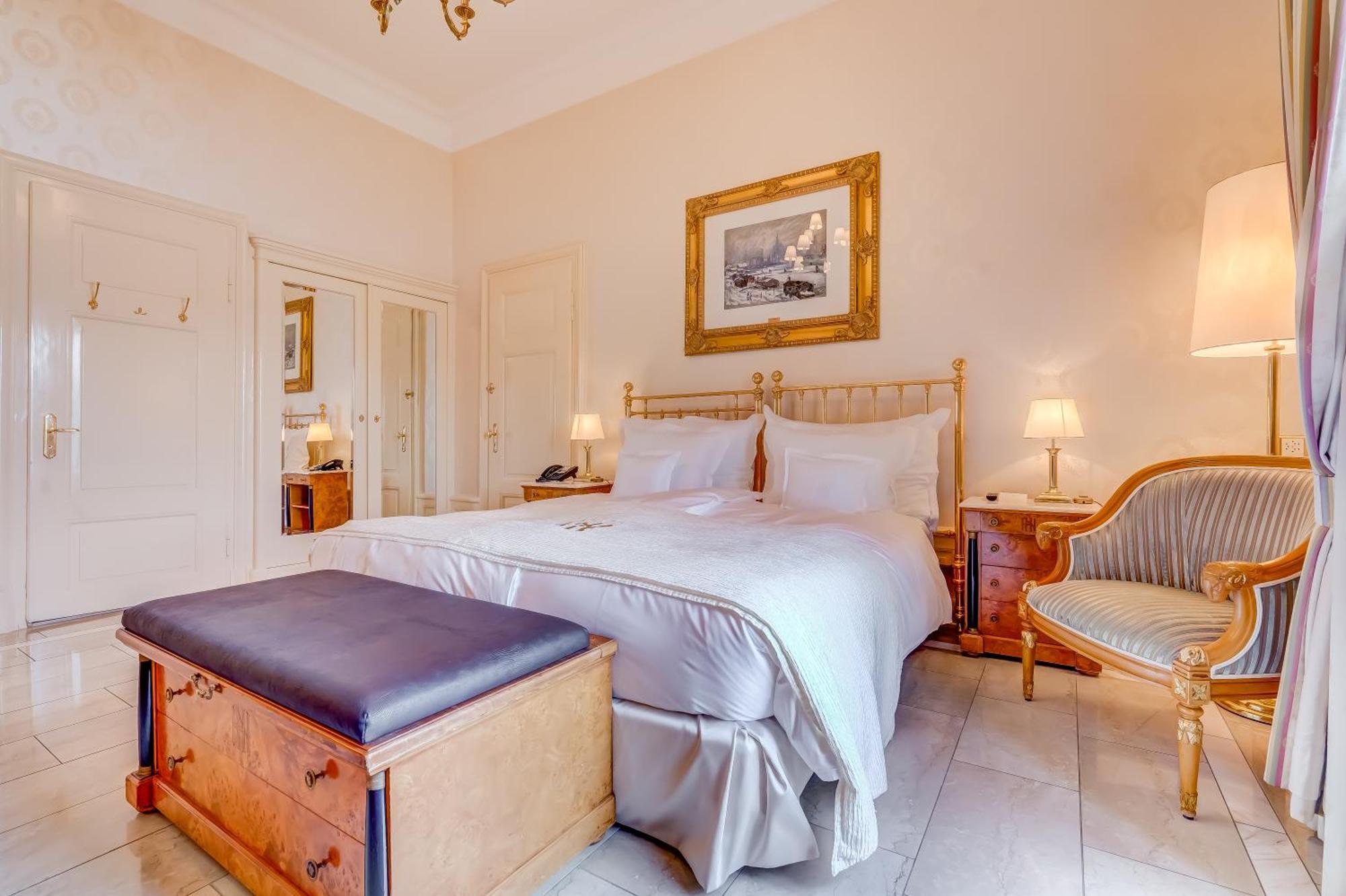 Grand National Hotel 5*